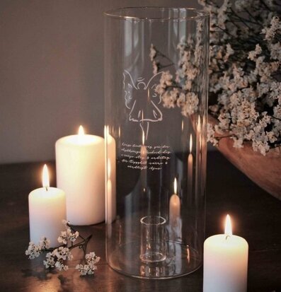 Bild av hemtrevlig atmosfär med ljus och blommor