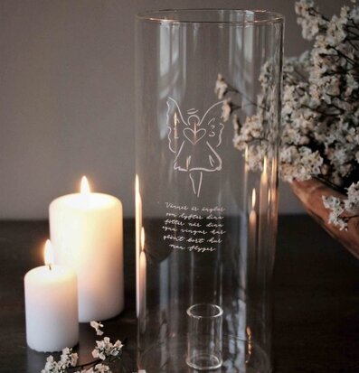 Bild av ljuslykta med änglamotiv och mysig atmosfär