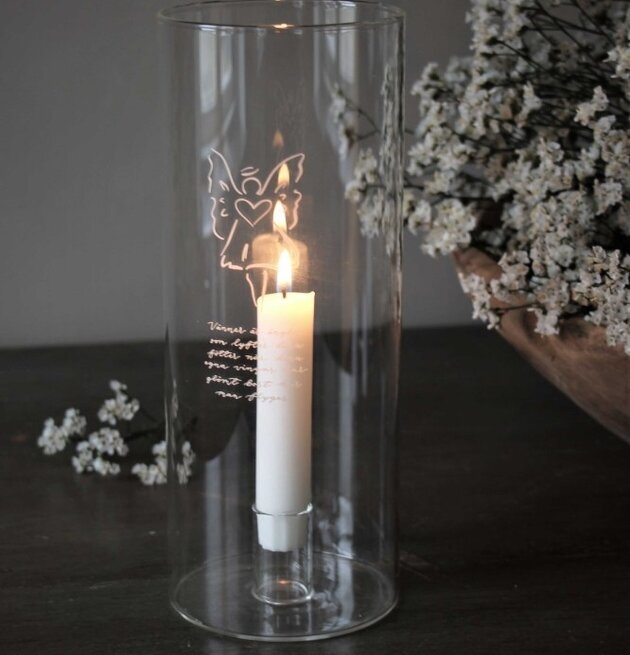 Bild av elegant ljuslykta med änglamotiv i glas