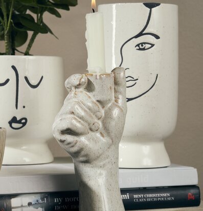 Ljushållare Hand från Bahne i keramik med brinnande ljus
