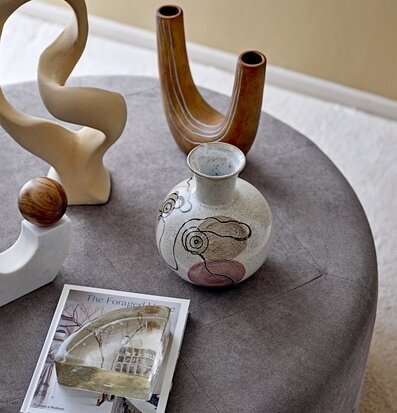 Vas Ansikte Stengods från Bloomingville på en grå ottoman