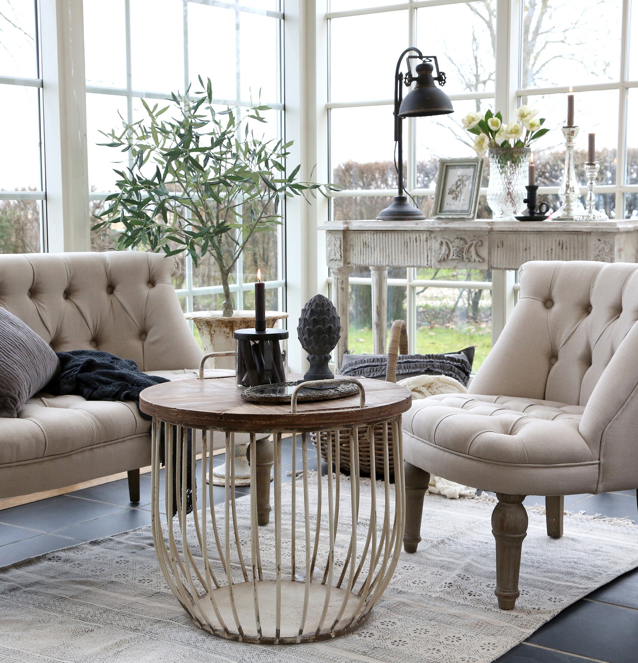 Soffbord Set/2 Antikvit från Chic Antique i ljust vardagsrum