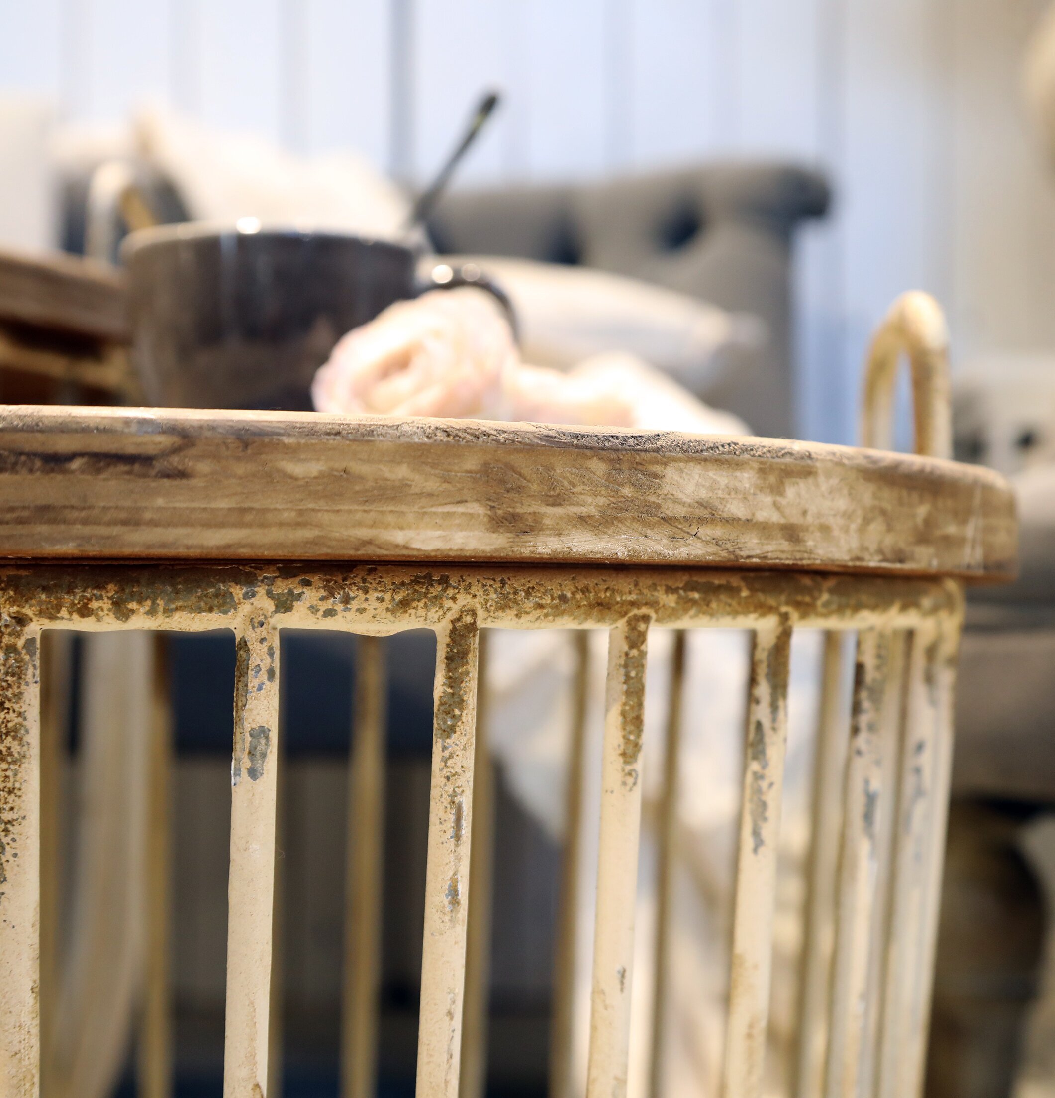 Soffbord Set/2 Antikvit från Chic Antique i rustik miljö