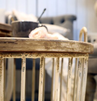 Soffbord Set/2 Antikvit från Chic Antique i rustik miljö