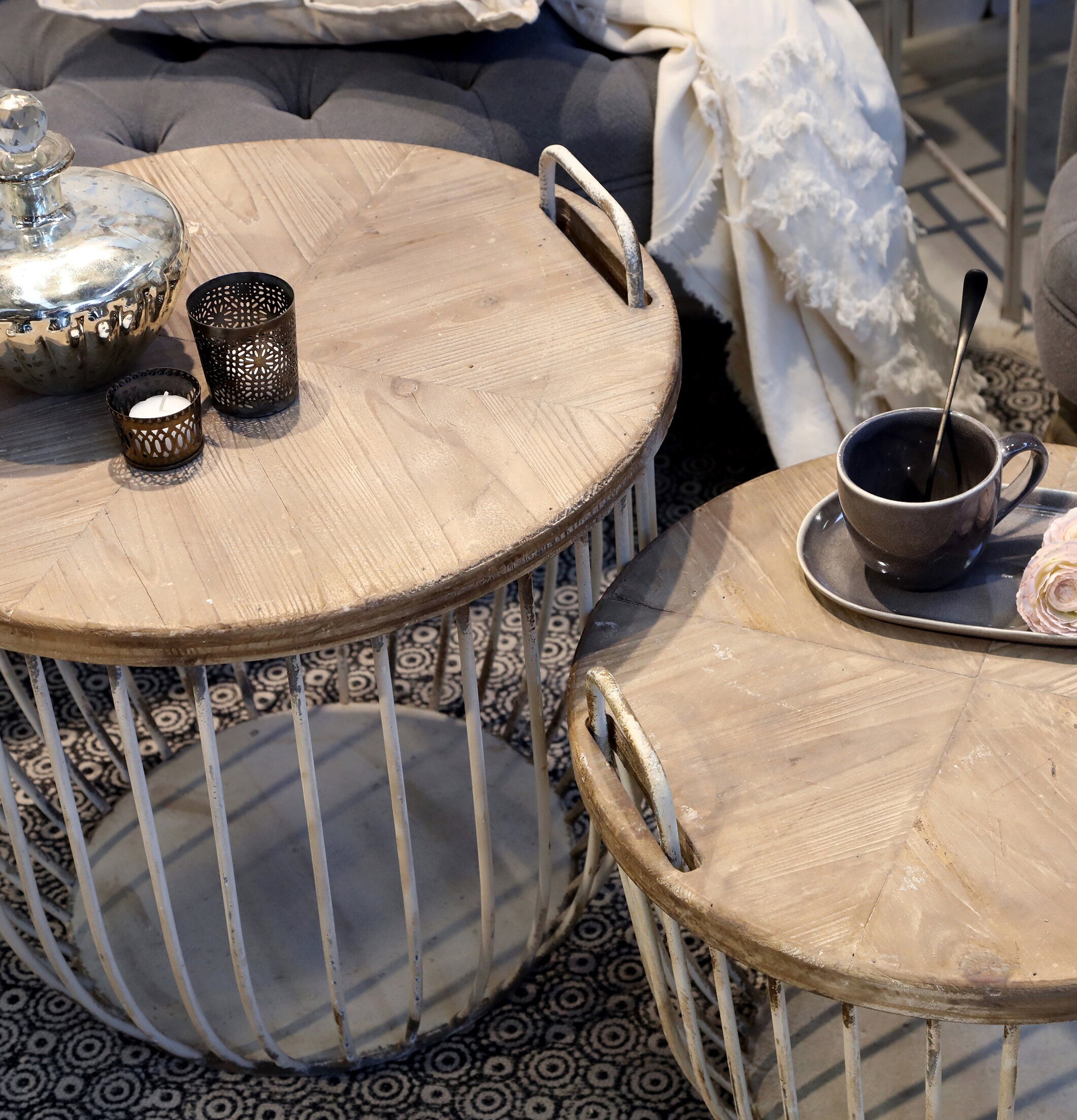 Soffbord Set/2 Antikvit från Chic Antique i rustik miljö