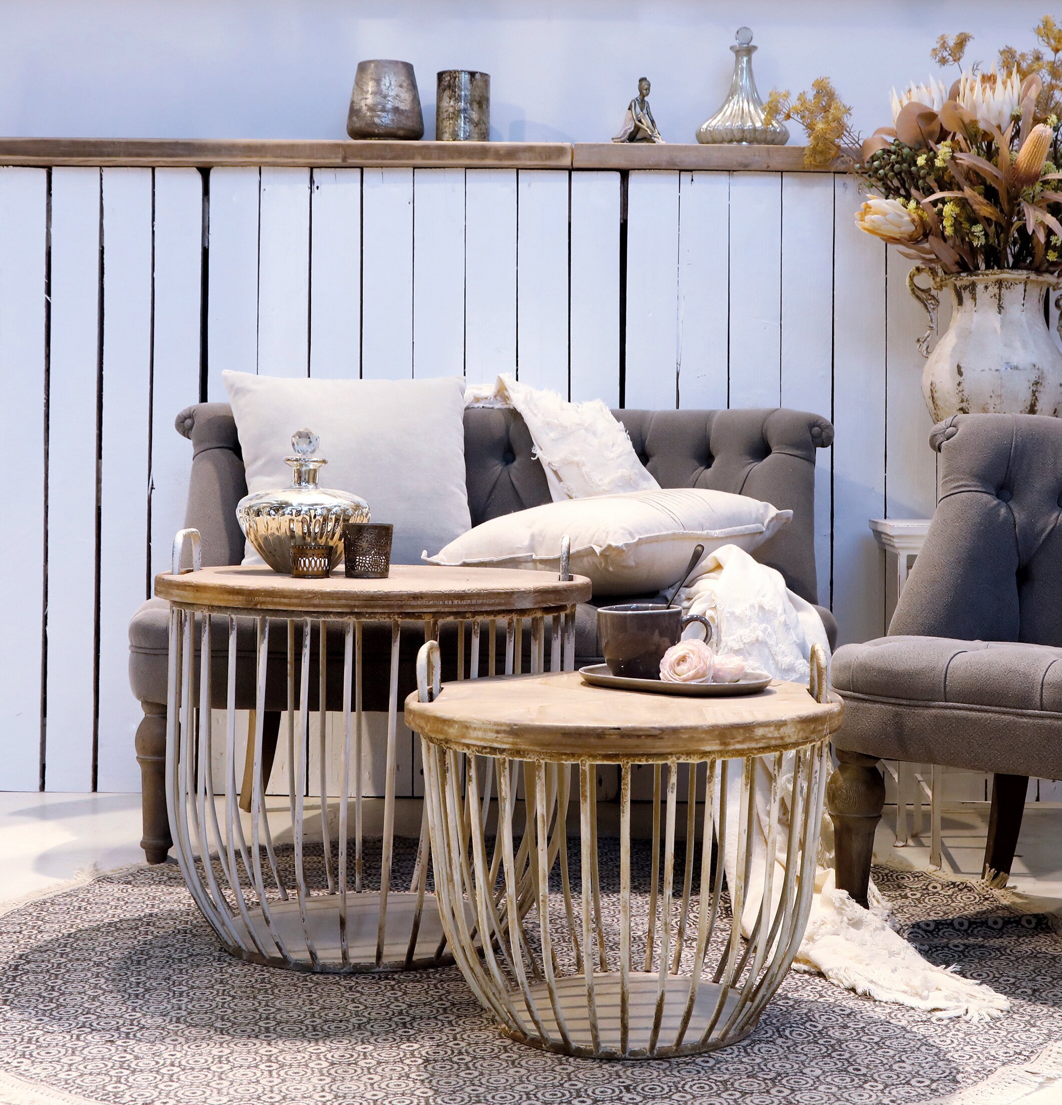 Soffbord Set/2 Antikvit från Chic Antique i rustik miljö