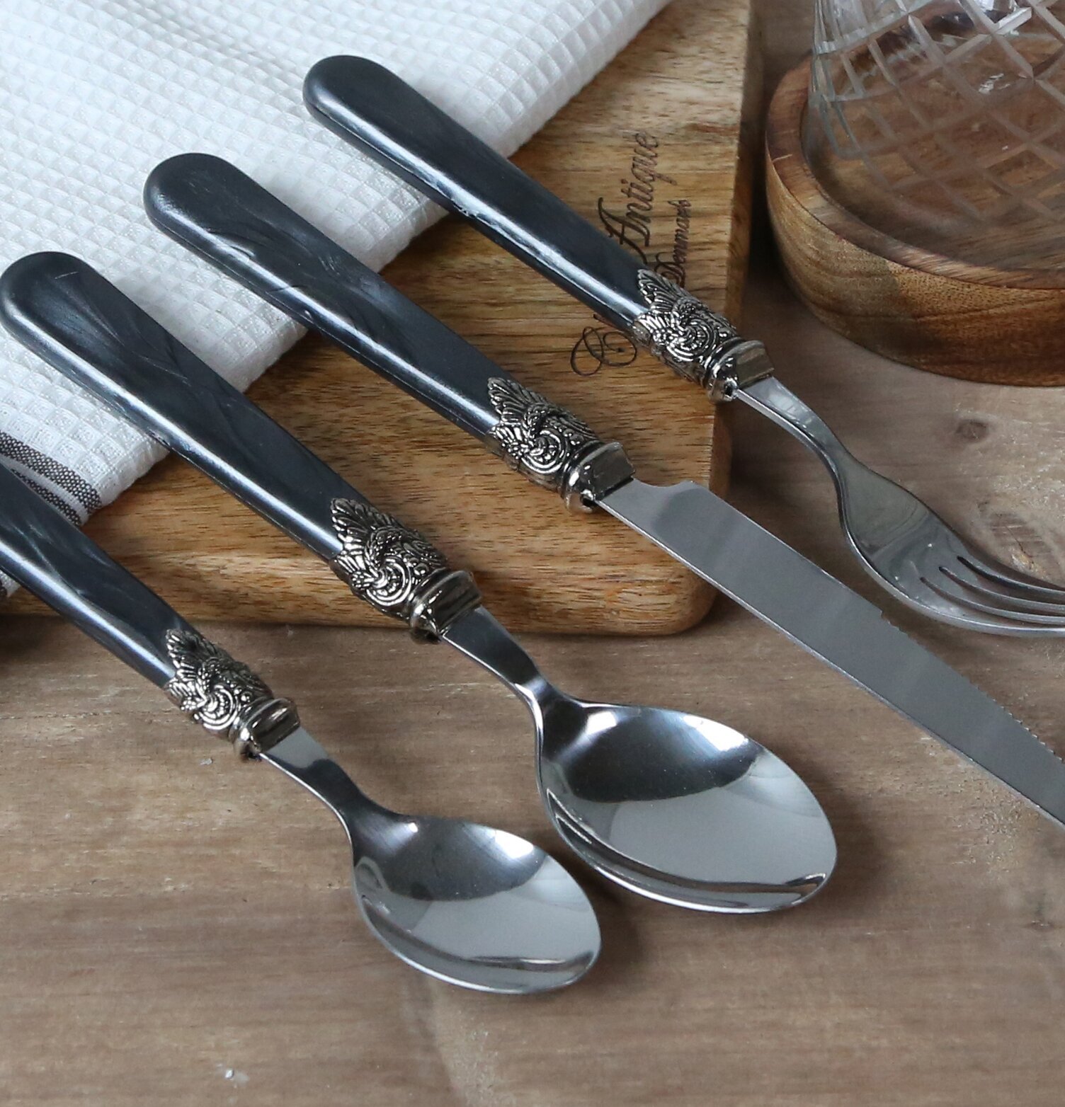 Bestick 16 delar - Antikgrå från Chic Antique på träbord