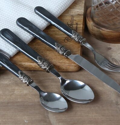 Bestick 16 delar - Antikgrå från Chic Antique på träbord