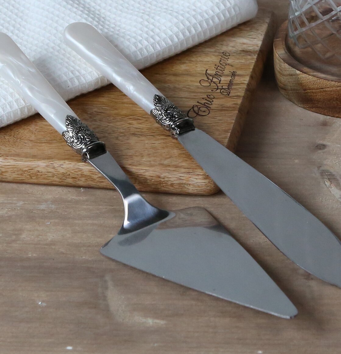 Tårtbestick - Antik Pärlemor från Chic Antique på träunderlägg