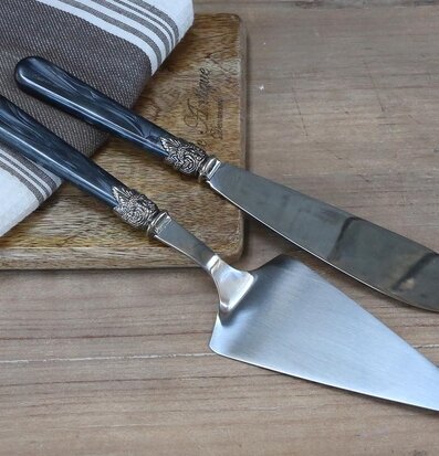 Tårtbestick - Antikgrå från Chic Antique på träskärbräda