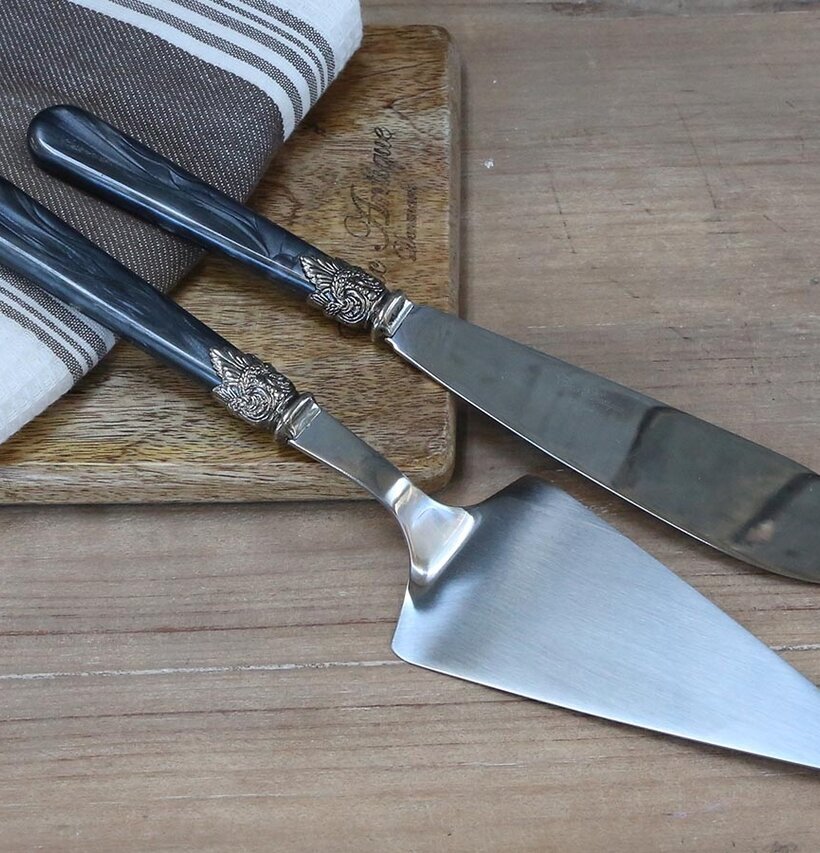 Tårtbestick - Antikgrå från Chic Antique på träskärbräda