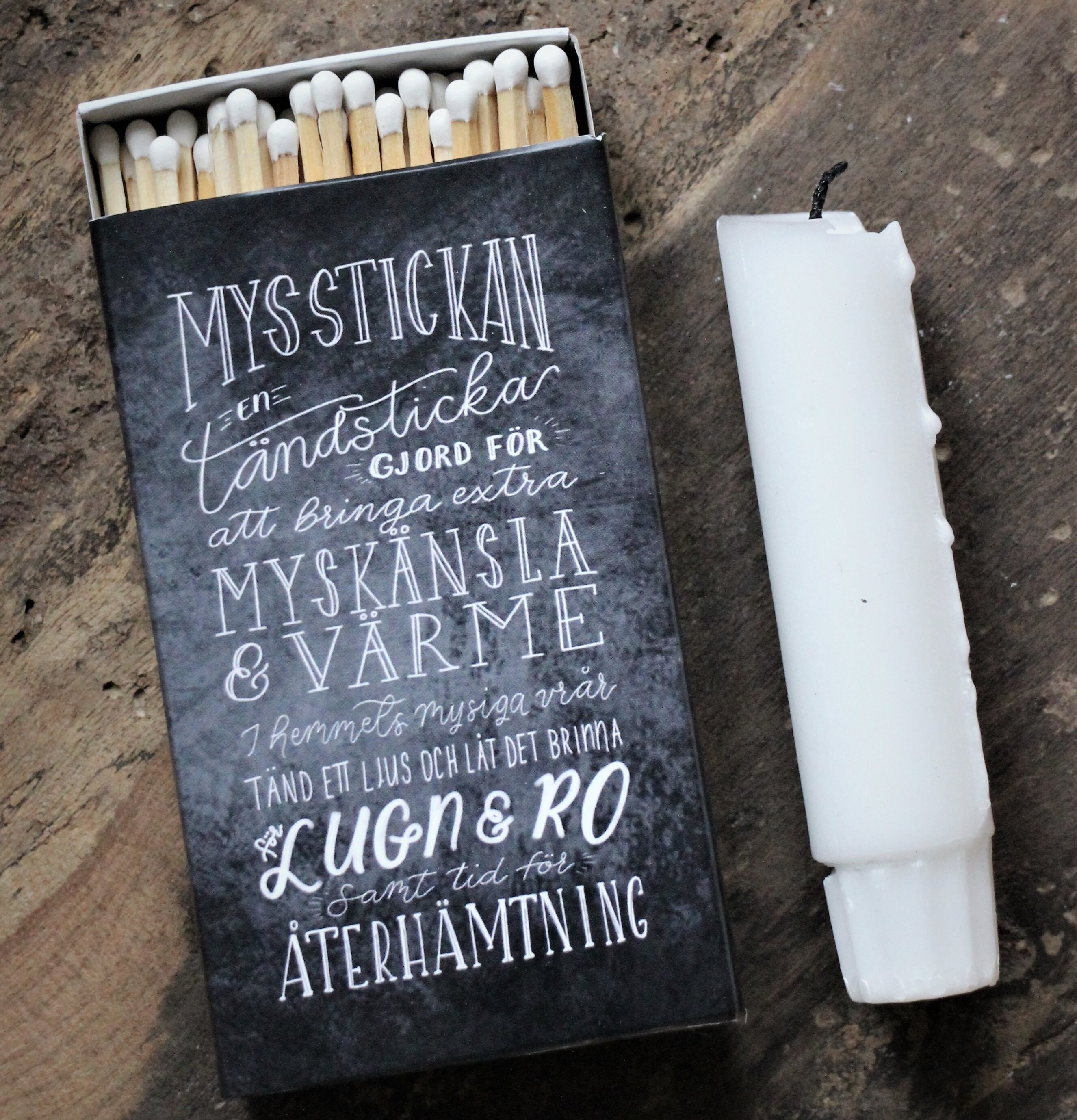 Tändsticksask Mysstickan från Majas Cottage på rustik yta