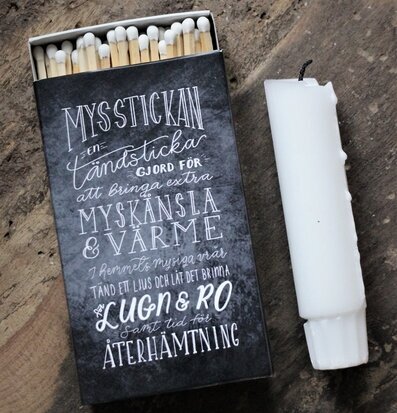 Tändsticksask Mysstickan från Majas Cottage på rustik yta