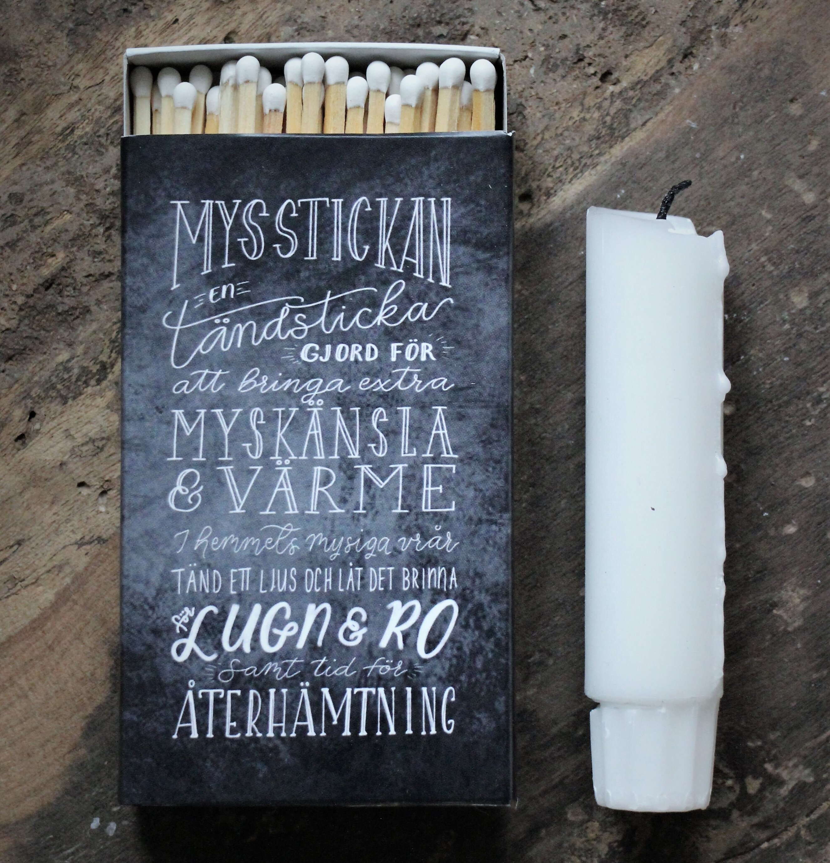 Tändsticksask Mysstickan från Majas Cottage och ett blockljus