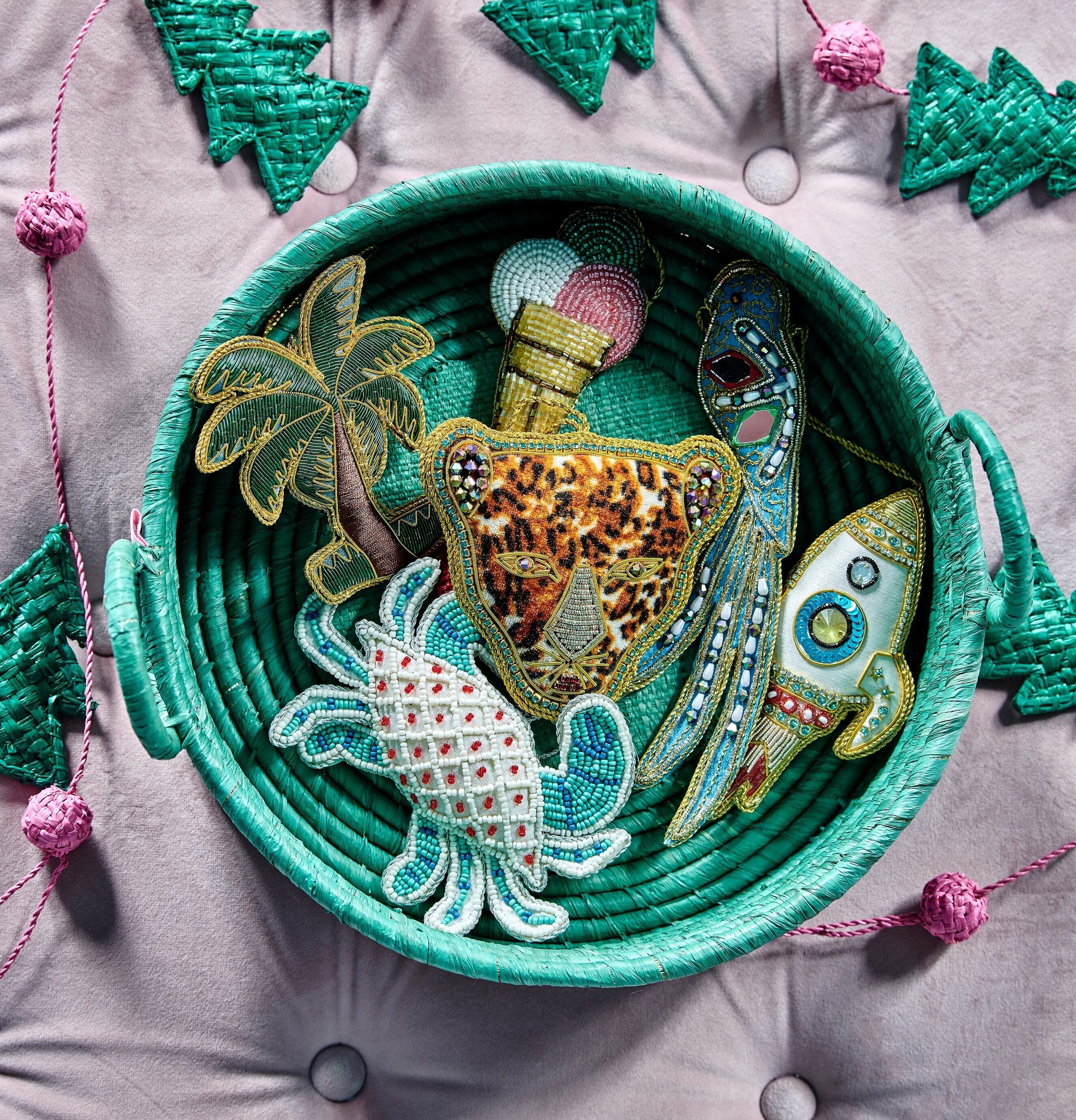 Leopard Head Shape Ornament Xmas20 från Rice i en korg