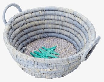 Liten Handbroderad Korg från Rice på vit bakgrund