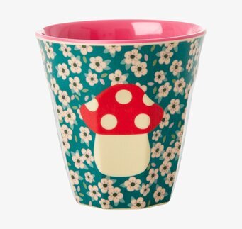 Bild på färgglad mugg med blommor och svampmotiv