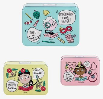 Bild på tre dekorativa plåtburkar med lekfull design