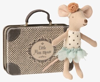 Little Miss Mouse In Suitcase från Maileg mot vit bakgrund