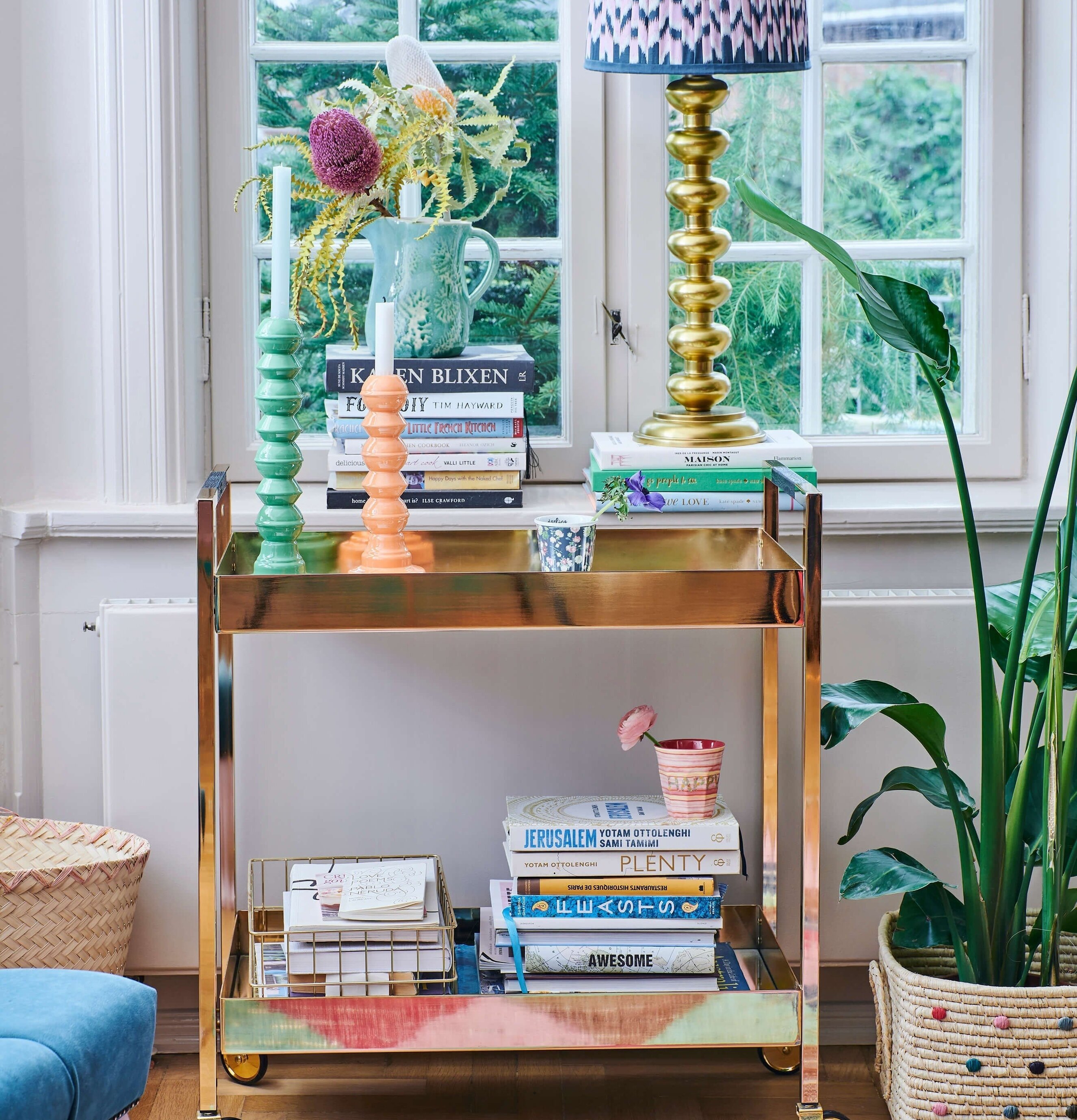 Ljusstake Emalj Emerald Green från Rice på serveringsvagn