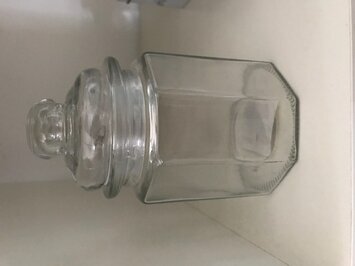 Bild av liten glasburk med praktisk och tidlös design