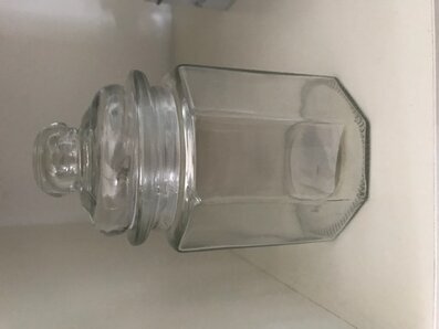 Bild av liten glasburk med praktisk och tidlös design