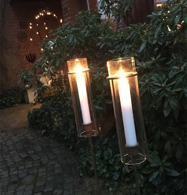 Ljushållare Eldvakt Hög från Eldgarden i trädgårdsmiljö