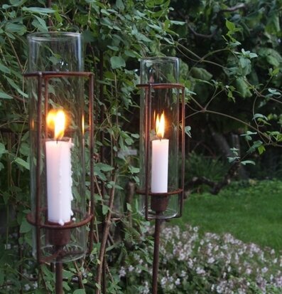 Ljushållare Eldvakt Hög från Eldgarden i en trädgårdsmiljö