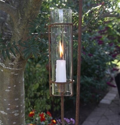 Eldvakt Hängande från Eldgarden i en grönskande trädgård