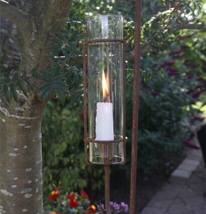 Eldvakt Hängande från Eldgarden i en grönskande trädgård