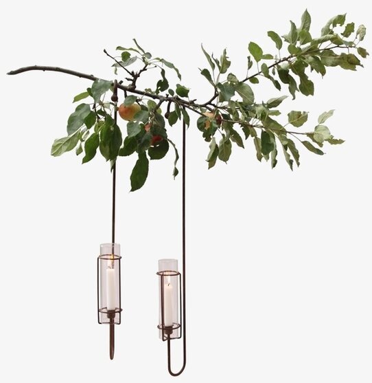 Eldvakt Hängande från Eldgarden i en grön utomhusmiljö