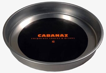 Bricka svart från Cabanaz med orange logotyp i centrum