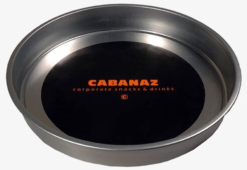 Bricka svart från Cabanaz med orange logotyp i centrum