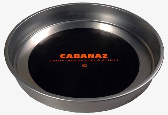 Bricka svart från Cabanaz med orange logotyp i centrum