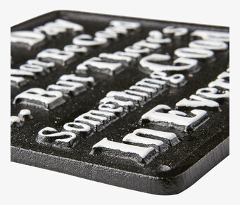 Facia Skylt - Every Day från Affari med svart bakgrund