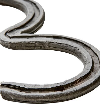 Thor Nummerskylt 3 från Affari i mörk metall med rå yta