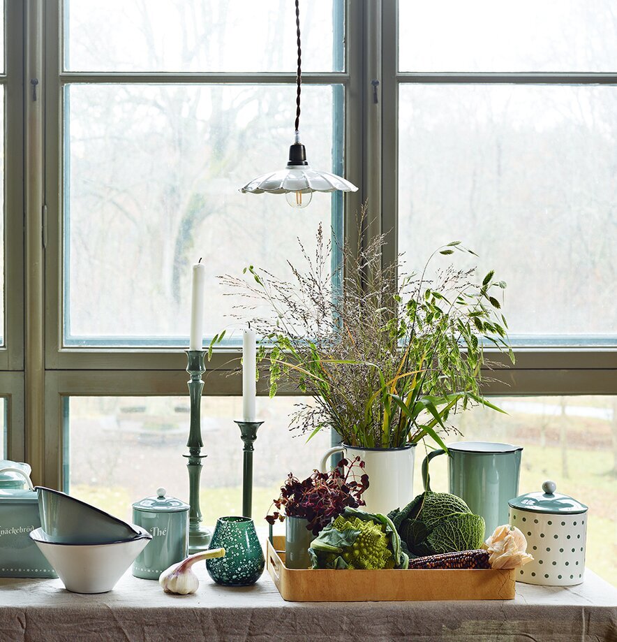 Taklampa Gustav Vit från Strömshaga över dekorerat bord