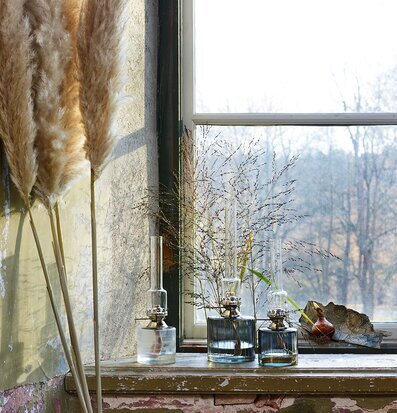 Fotogenlampa Rak Rökgrå Liten från Strömshaga på fönsterbräda