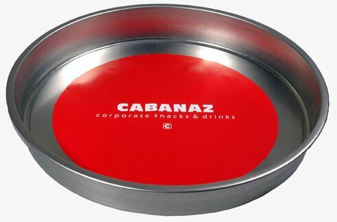 Bricka röd från Cabanaz i metall med vit logotyp och text