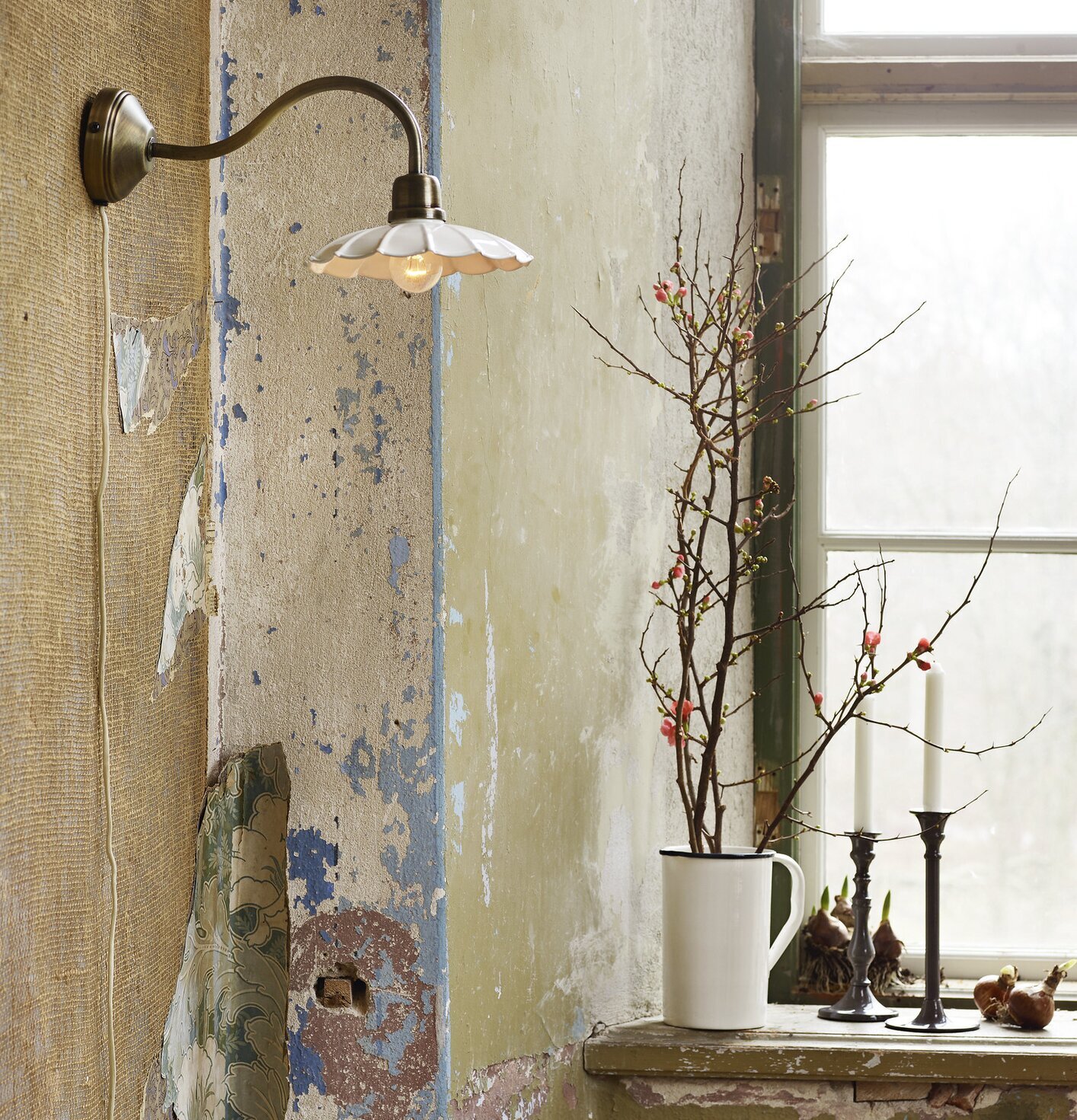 Vägglampa Gustav Vit/Antik Mässing från Strömshaga