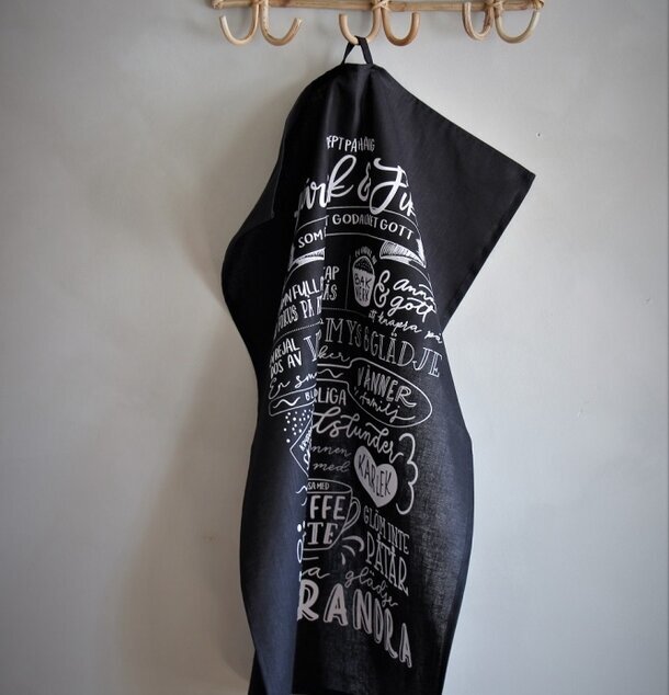 Handduk Kärlek & Fika Recept Svart från Majas Cottage hänger