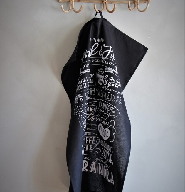 Handduk Kärlek & Fika Recept Svart från Majas Cottage hänger