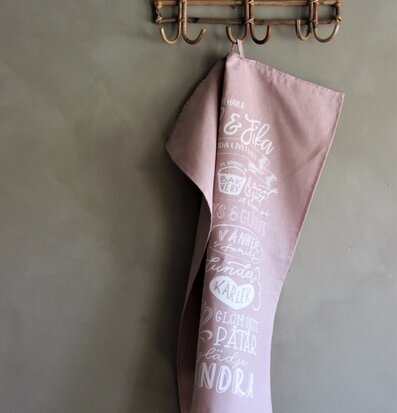 Handduk Kärlek & Fika Recept Rosa från Majas Cottage hänger