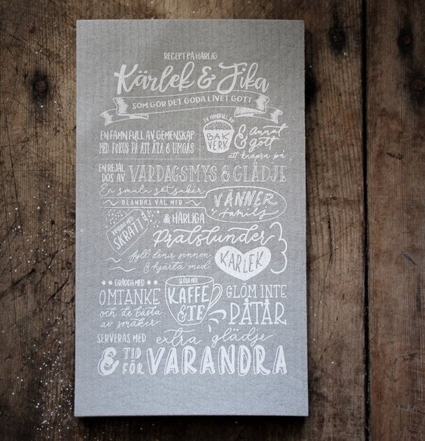 Disktrasa Kärlek & Fika Grå/Vit från Majas Cottage i kök