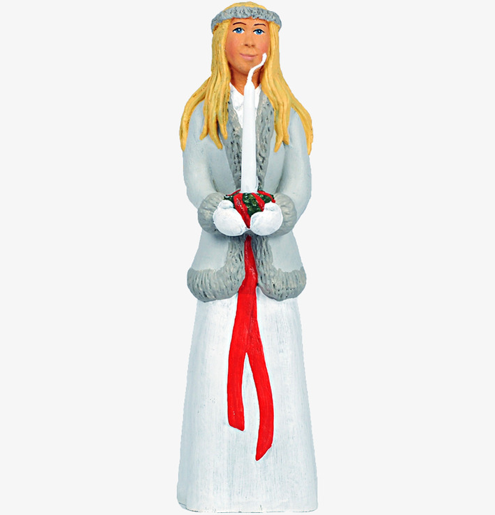 Tärna Lisa från Sverigealmanackan i traditionell luciaklädsel