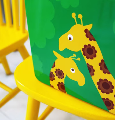 Lunchbox - Giraffer från Blafre på en gul stol i lekrum