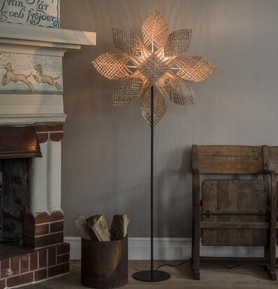 Anna Star Natur Ø82 cm golvlampa från PR Home i rustikt rum