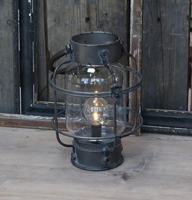 Fransk Lanterna LED Antiksvart från Chic Antique på träyta