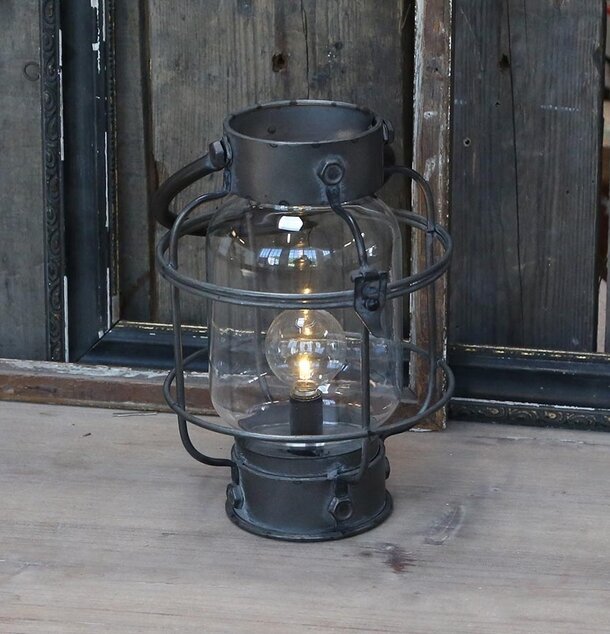 Fransk Lanterna LED Antiksvart från Chic Antique på träyta