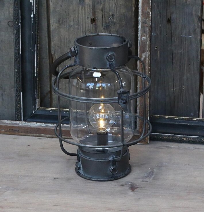 Fransk Lanterna LED Antiksvart från Chic Antique på träyta